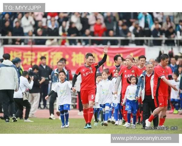 重庆足球明星赛精彩对决比分揭晓球迷热情高涨欢庆胜利时刻